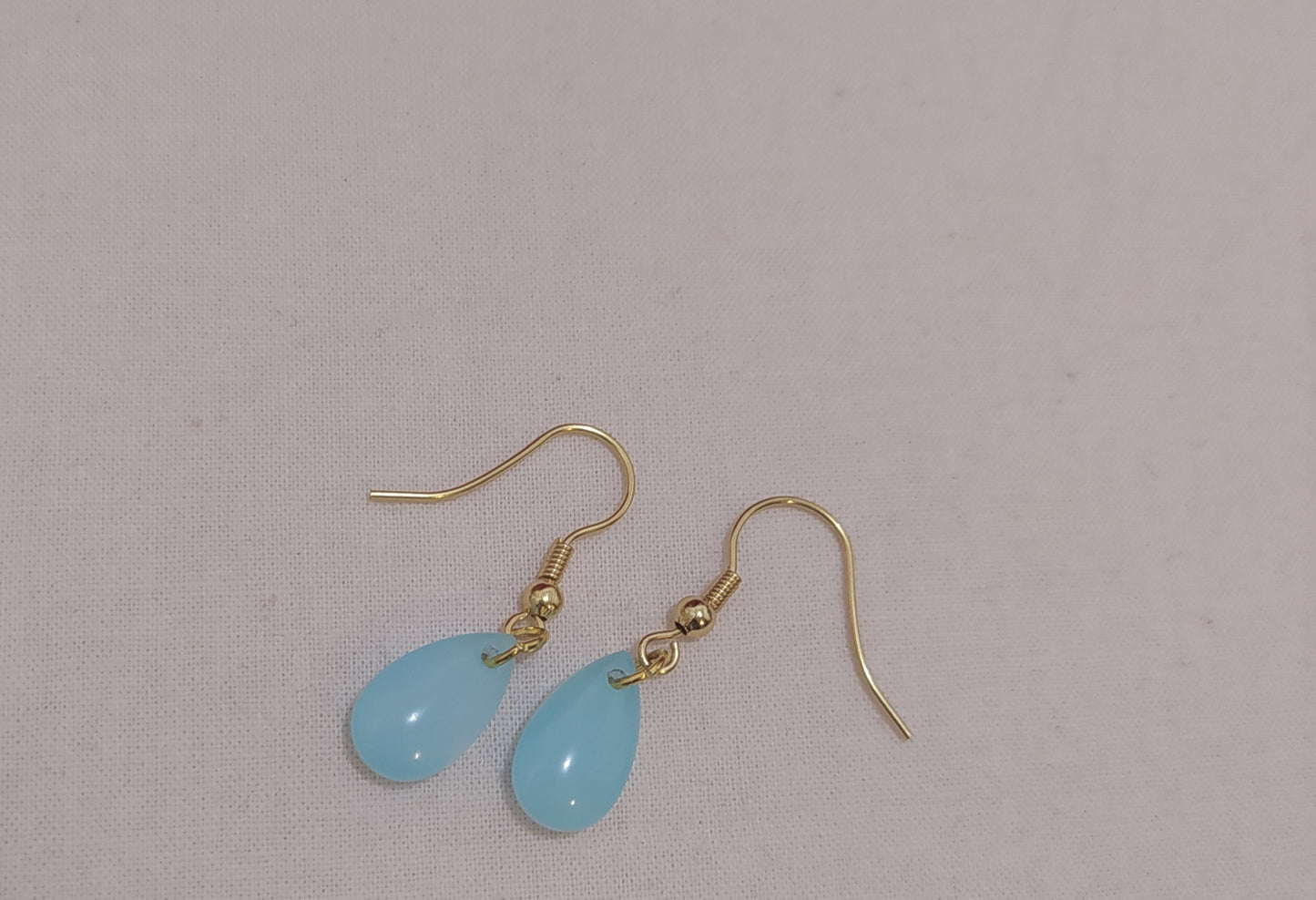 Pearl earrings hanging on metal stem – Minimalist design, available in white and blue