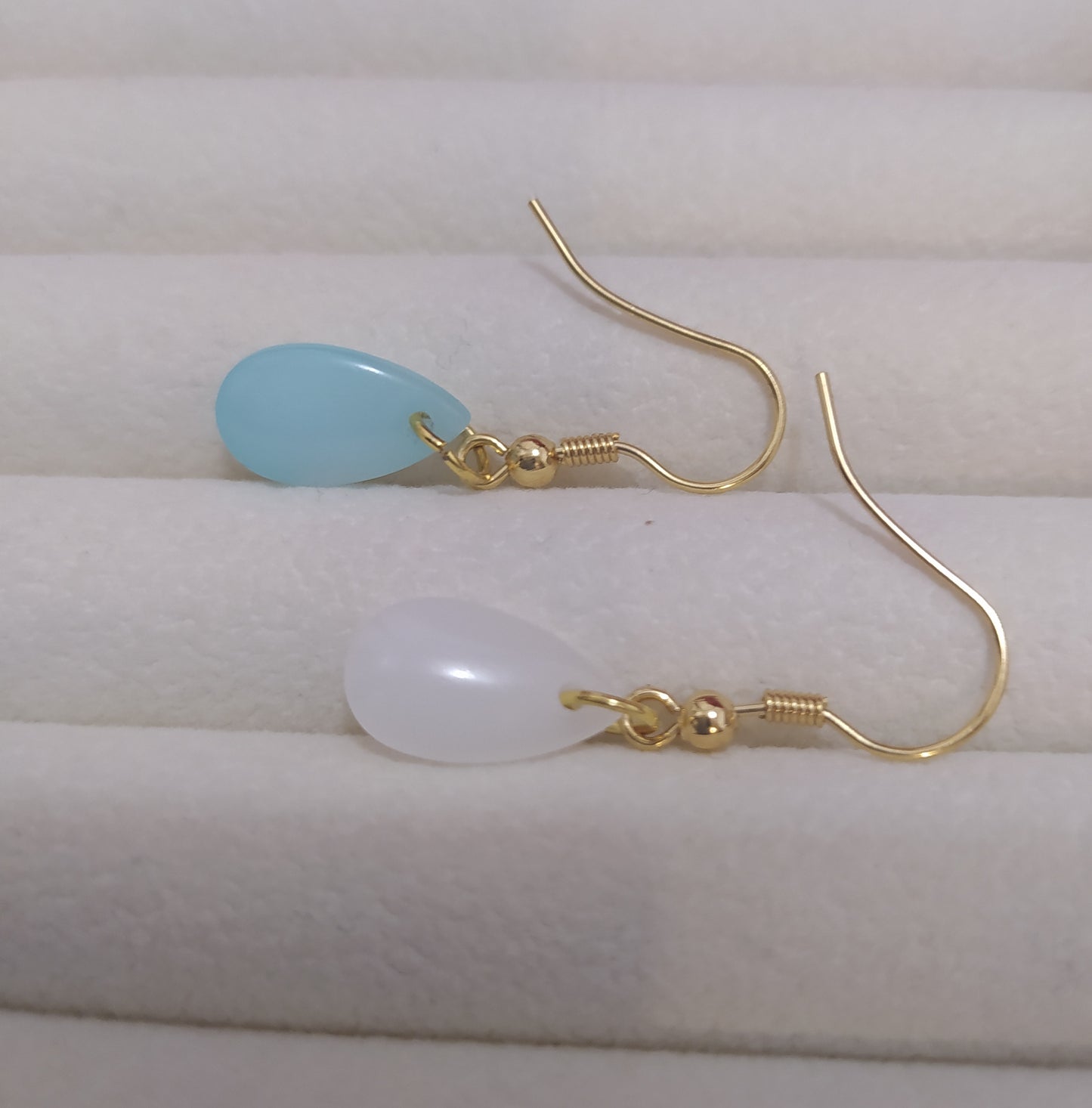 Pearl earrings hanging on metal stem – Minimalist design, available in white and blue