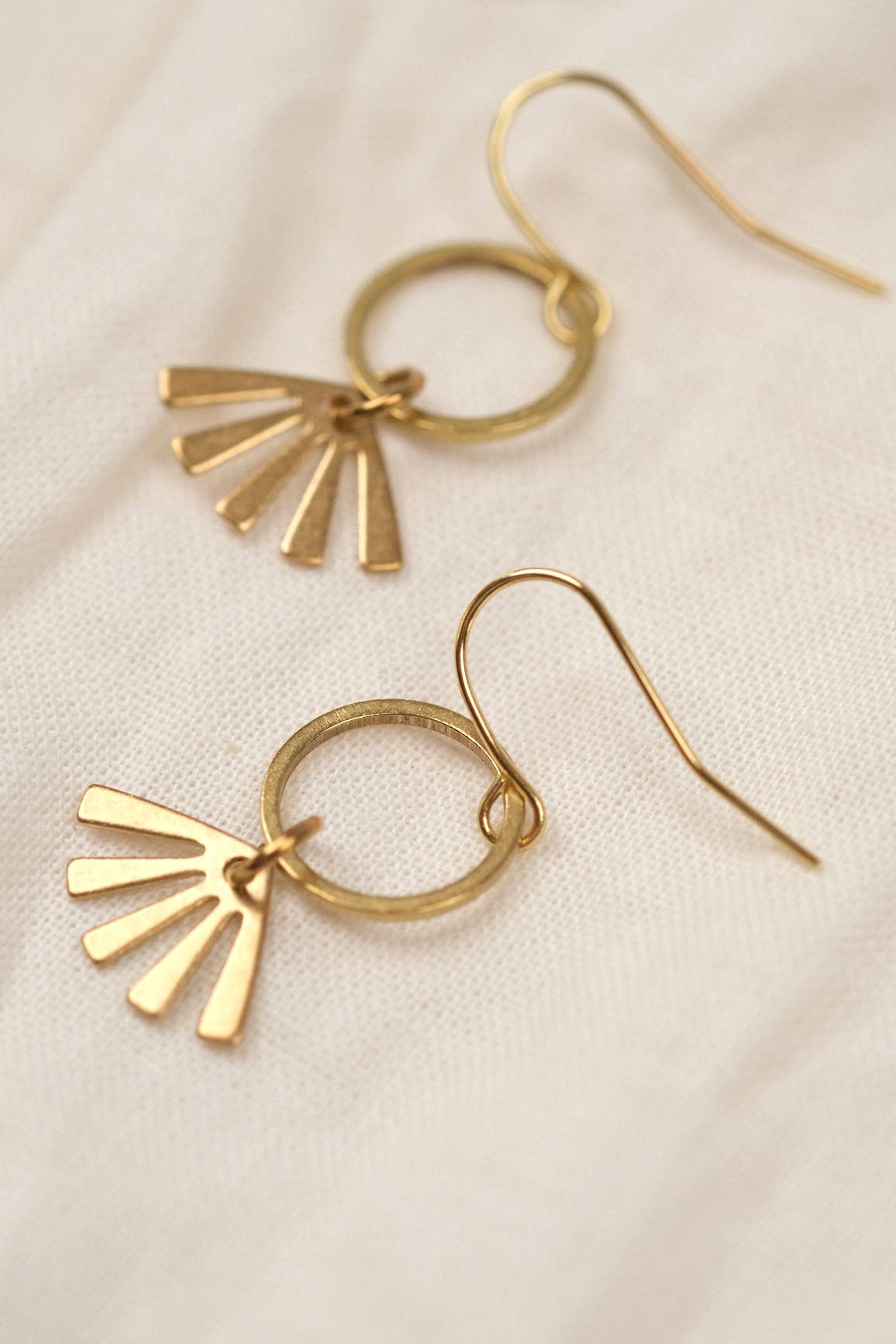 Boucles d'oreilles rondes Harlow en laiton doré – Bijoux durables faits main